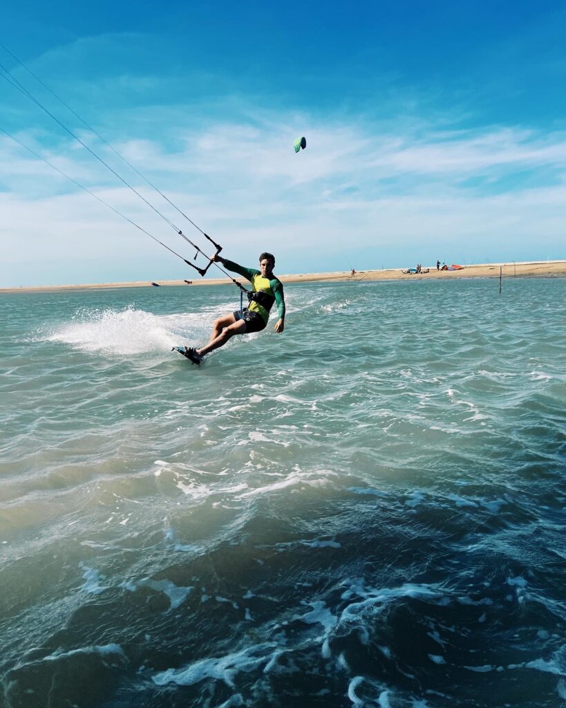 Alumno avanzado haciendo kite en aguas planas durante KiteTrip Brasil. 